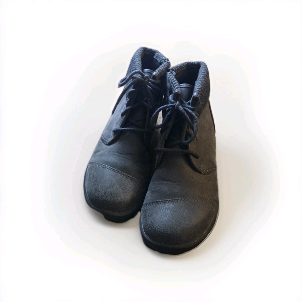 Clarks Women's Gray Lace-Up Ankle Booties Size 5.5 Soft Knit Collar Comfort... - Picture 2 of 8